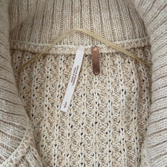 EUC FREE PEOPLE Micah Cardi Sweater Ivory Wooden Toggle Button Women’s Sz Small - Picture 3 of 8